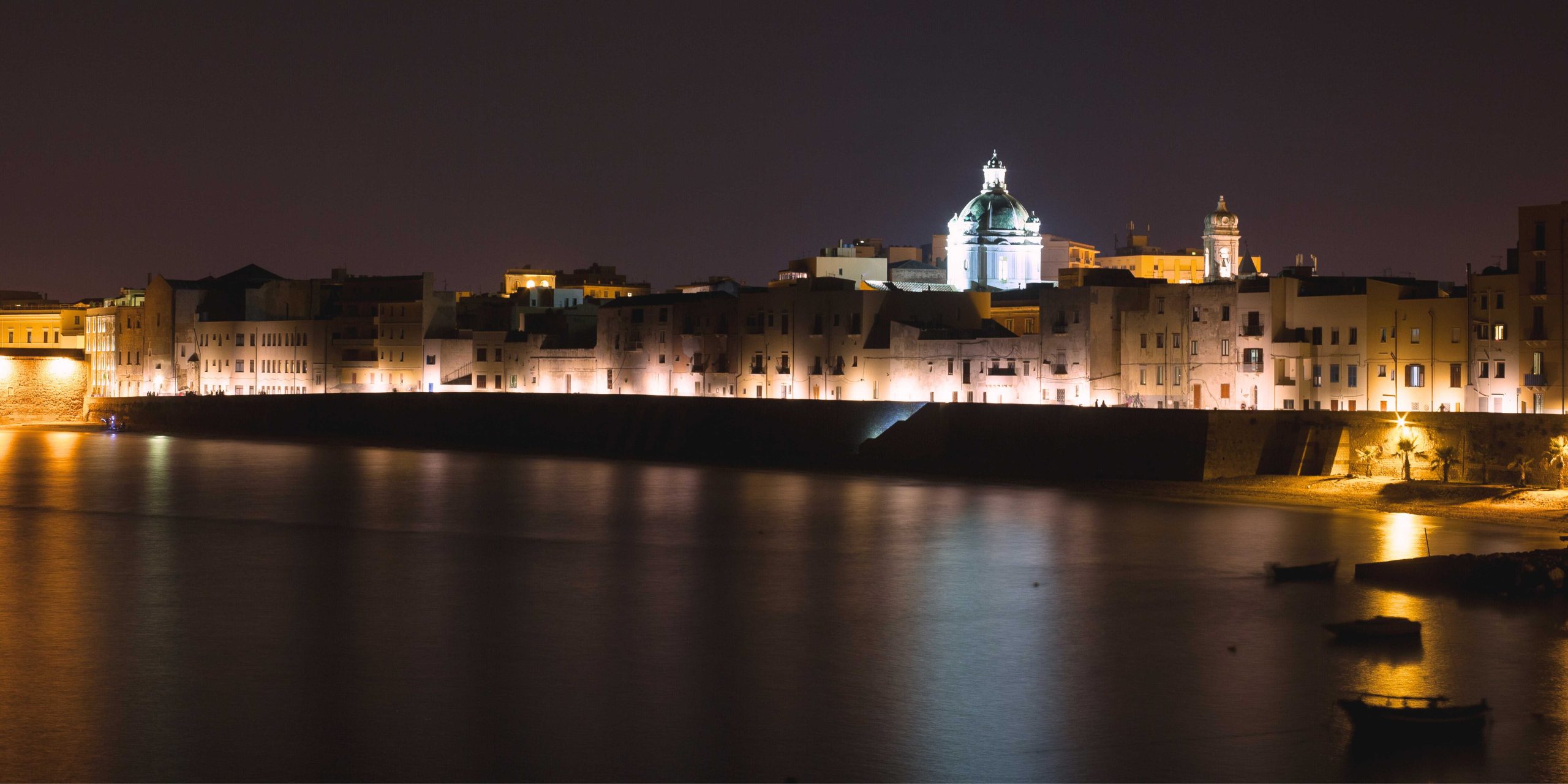 vista notturna del lungomare di Trapani