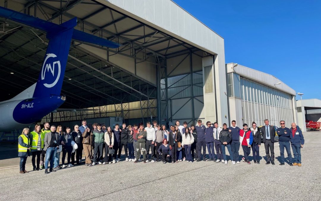 SCOPRIRE LE PROFESSIONI AERONAUTICHE: L’INIZIATIVA DELL’AEROPORTO DI CUNEO PER L’AIRPORT DAY