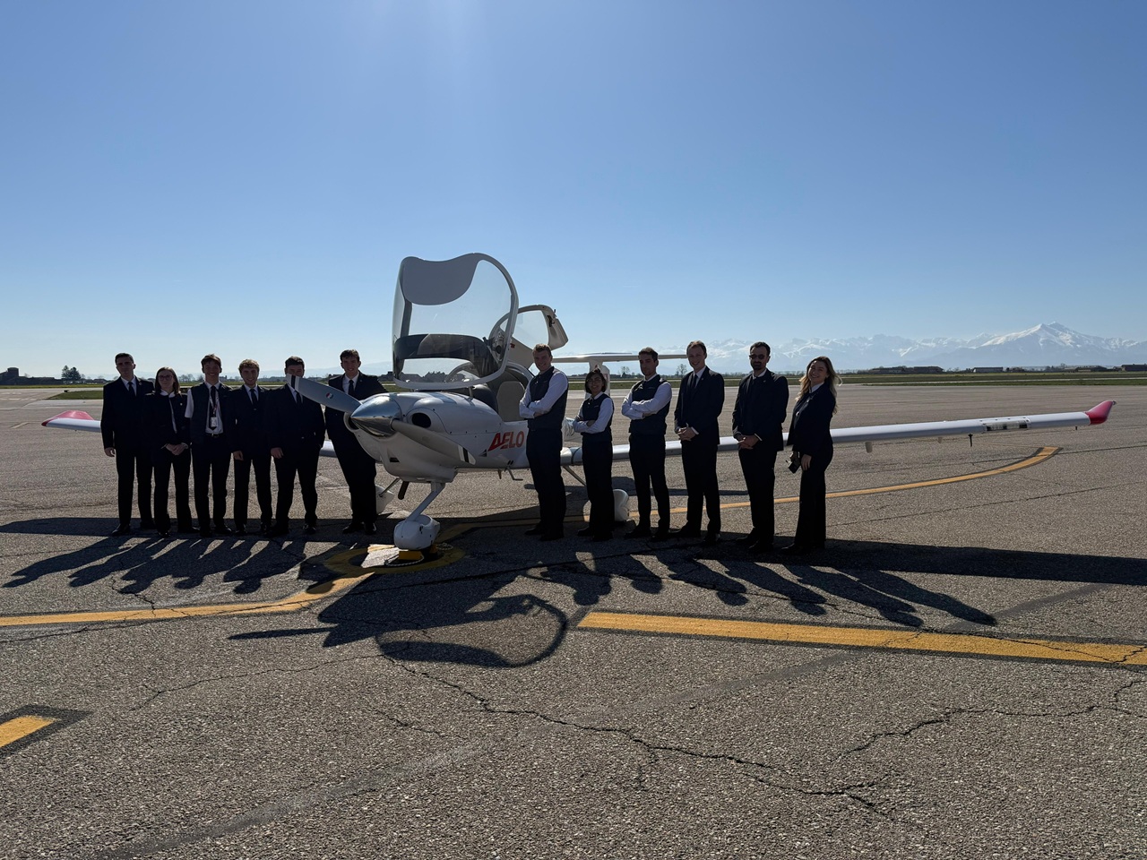 cadetti scuola AELO con aeromobile